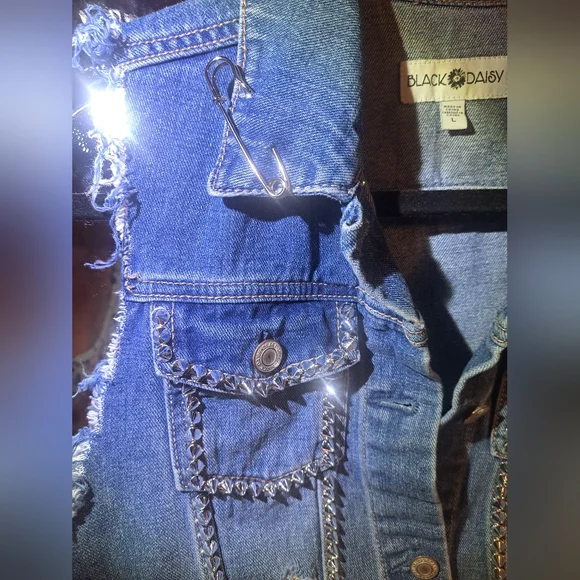 Unique Vest - Picture 4 of 13